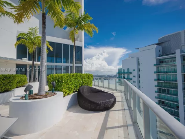 1-bedroom condo for sale in Miami - 1300 Brickell Bay Dr 710 - MondialRealty