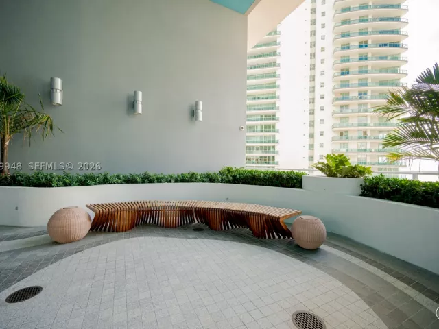 1-bedroom condo for sale in Miami - 1300 Brickell Bay Dr 710 - MondialRealty