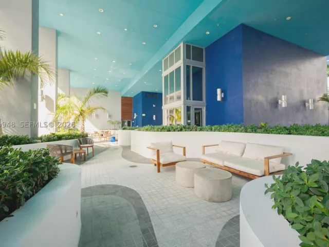 1-bedroom condo for sale in Miami - 1300 Brickell Bay Dr 710 - MondialRealty