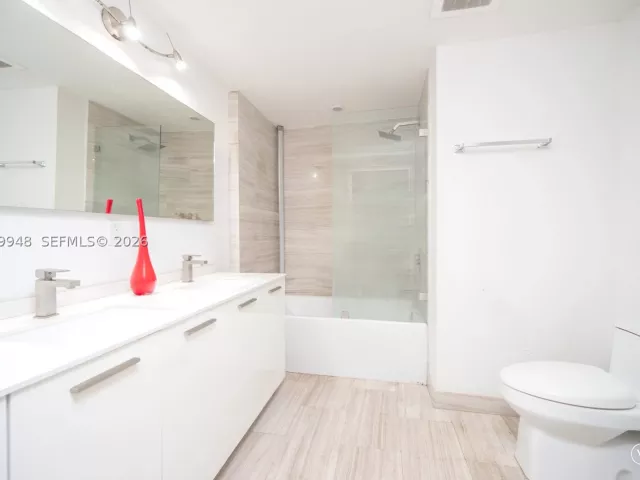 1-bedroom condo for sale in Miami - 1300 Brickell Bay Dr 710 - MondialRealty