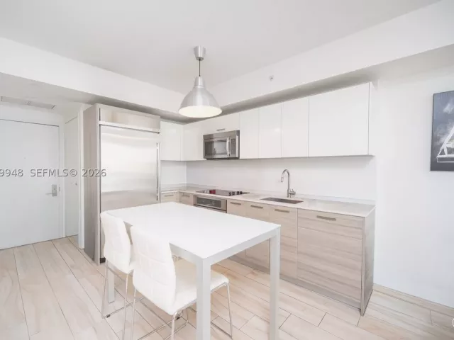 1-bedroom condo for sale in Miami - 1300 Brickell Bay Dr 710 - MondialRealty
