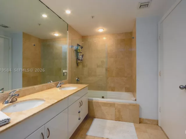 2-bedroom condo for rent in Miami - 801 Brickell Key Blvd 2110 - MondialRealty
