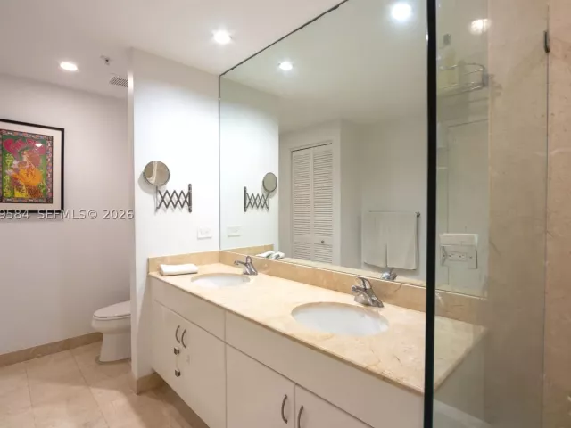 2-bedroom condo for rent in Miami - 801 Brickell Key Blvd 2110 - MondialRealty