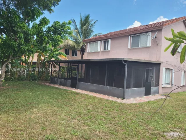 4-bedroom home for sale in Pembroke Pines - 8820 SW 13th St - MondialRealty