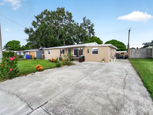4-bedroom home for sale in Hollywood - 5900 Atlanta Street - MondialRealty