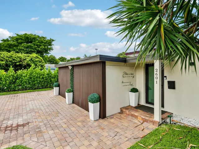 4-bedroom home for sale in Pompano Beach - 2601 NE 18TH Street - MondialRealty
