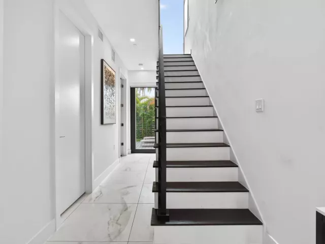 3-bedroom home for sale in Fort Lauderdale - 1044 N VICTORIA PARK Road - MondialRealty