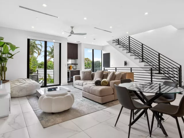 3-bedroom home for sale in Fort Lauderdale - 1044 N VICTORIA PARK Road - MondialRealty