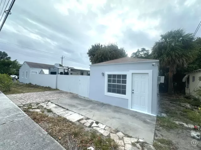 4-bedroom home for sale in West Palm Beach - 801 HAMPTON Road - MondialRealty
