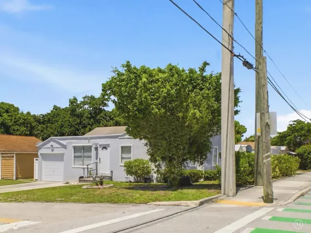 4-bedroom home for sale in West Palm Beach - 801 HAMPTON Road - MondialRealty