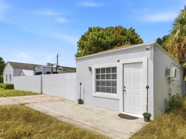 4-bedroom home for sale in West Palm Beach - 801 HAMPTON Road - MondialRealty