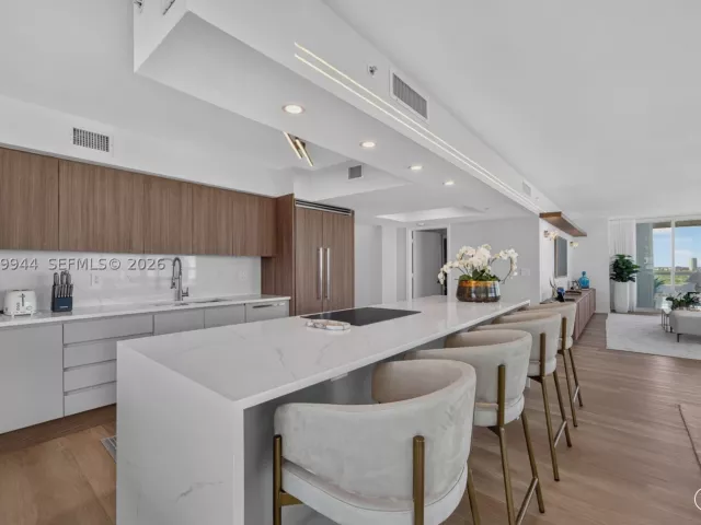 3-bedroom condo for rent in Sunny Isles Beach - 16500 Collins Ave 2256 - MondialRealty