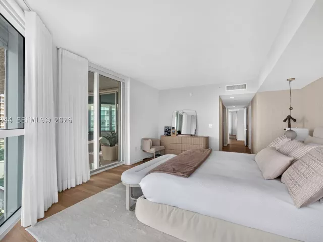 3-bedroom condo for rent in Sunny Isles Beach - 16500 Collins Ave 2256 - MondialRealty