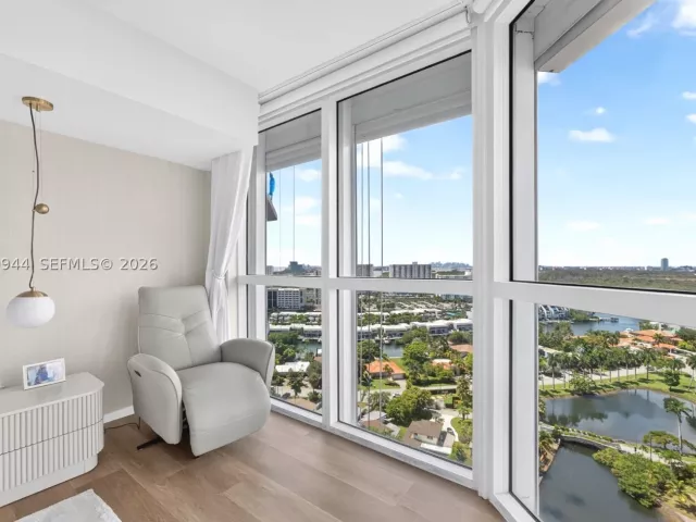 3-bedroom condo for rent in Sunny Isles Beach - 16500 Collins Ave 2256 - MondialRealty