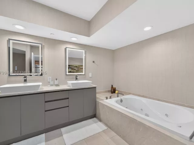 3-bedroom condo for rent in Sunny Isles Beach - 16500 Collins Ave 2256 - MondialRealty