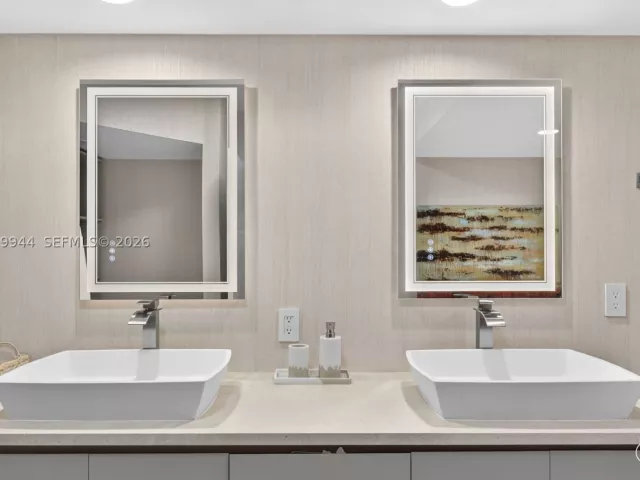 3-bedroom condo for rent in Sunny Isles Beach - 16500 Collins Ave 2256 - MondialRealty