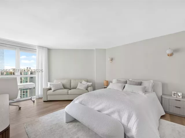 3-bedroom condo for rent in Sunny Isles Beach - 16500 Collins Ave 2256 - MondialRealty