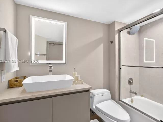 3-bedroom condo for rent in Sunny Isles Beach - 16500 Collins Ave 2256 - MondialRealty