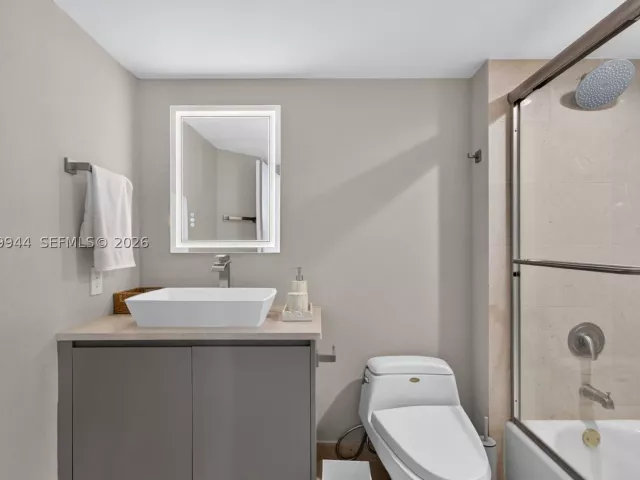 3-bedroom condo for rent in Sunny Isles Beach - 16500 Collins Ave 2256 - MondialRealty