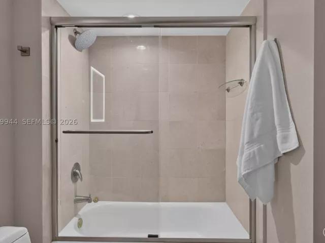 3-bedroom condo for rent in Sunny Isles Beach - 16500 Collins Ave 2256 - MondialRealty