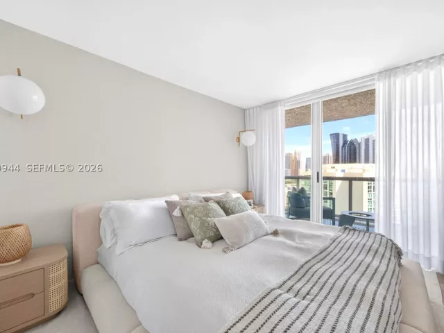 3-bedroom condo for rent in Sunny Isles Beach - 16500 Collins Ave 2256 - MondialRealty