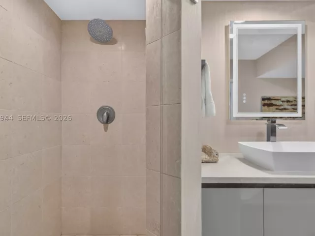 3-bedroom condo for rent in Sunny Isles Beach - 16500 Collins Ave 2256 - MondialRealty