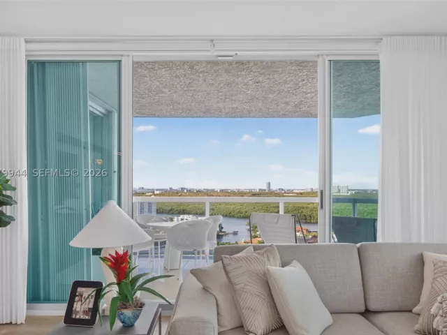3-bedroom condo for rent in Sunny Isles Beach - 16500 Collins Ave 2256 - MondialRealty