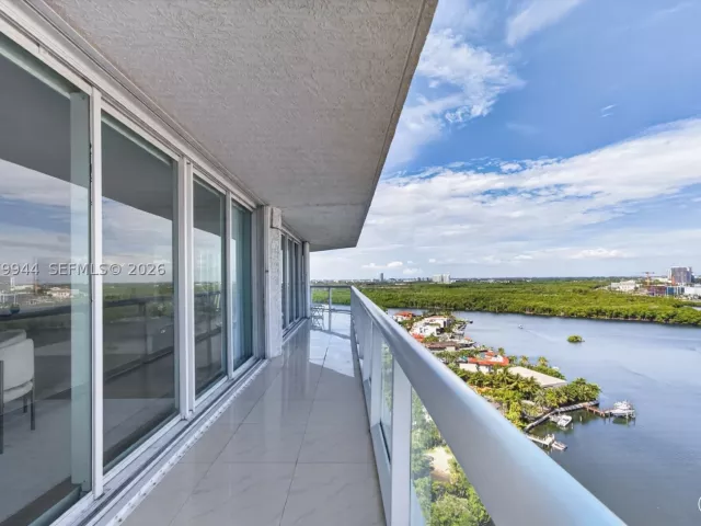 3-bedroom condo for rent in Sunny Isles Beach - 16500 Collins Ave 2256 - MondialRealty