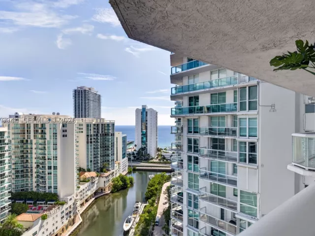 3-bedroom condo for rent in Sunny Isles Beach - 16500 Collins Ave 2256 - MondialRealty