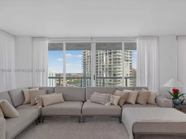 3-bedroom condo for rent in Sunny Isles Beach - 16500 Collins Ave 2256 - MondialRealty