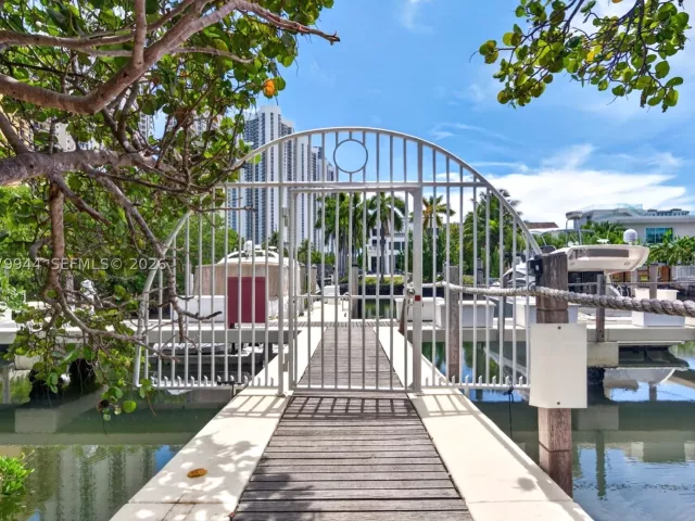 3-bedroom condo for rent in Sunny Isles Beach - 16500 Collins Ave 2256 - MondialRealty