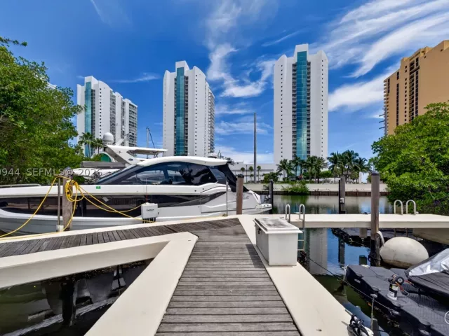 3-bedroom condo for rent in Sunny Isles Beach - 16500 Collins Ave 2256 - MondialRealty