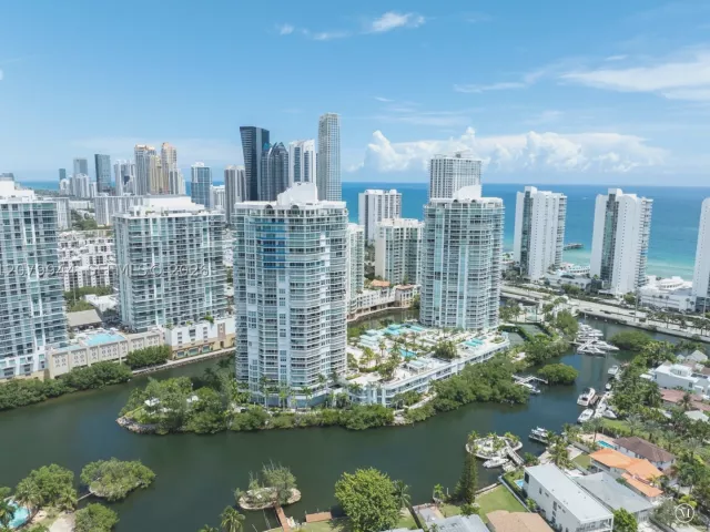 3-bedroom condo for rent in Sunny Isles Beach - 16500 Collins Ave 2256 - MondialRealty