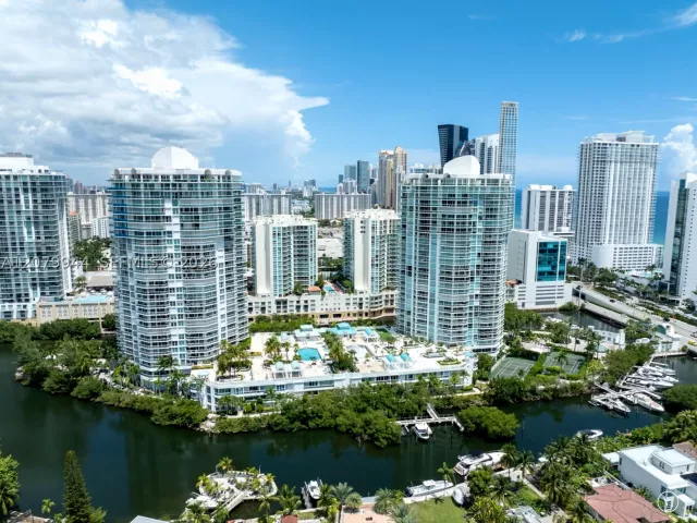 3-bedroom condo for rent in Sunny Isles Beach - 16500 Collins Ave 2256 - MondialRealty