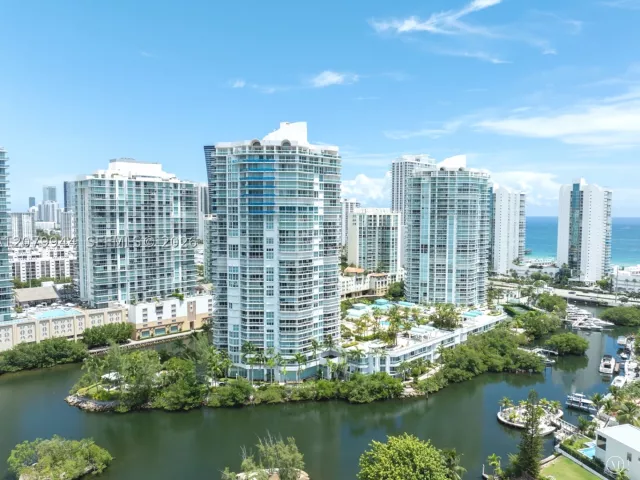 3-bedroom condo for rent in Sunny Isles Beach - 16500 Collins Ave 2256 - MondialRealty