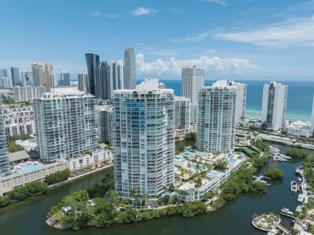3-bedroom condo for rent in Sunny Isles Beach - 16500 Collins Ave 2256 - MondialRealty