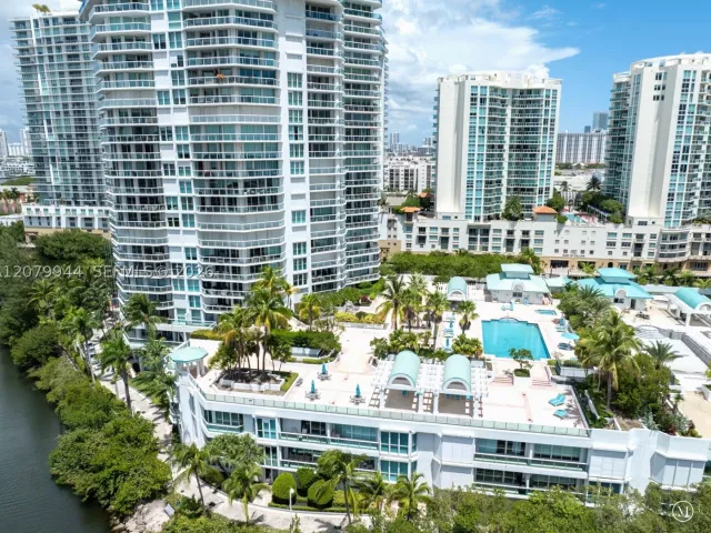 3-bedroom condo for rent in Sunny Isles Beach - 16500 Collins Ave 2256 - MondialRealty