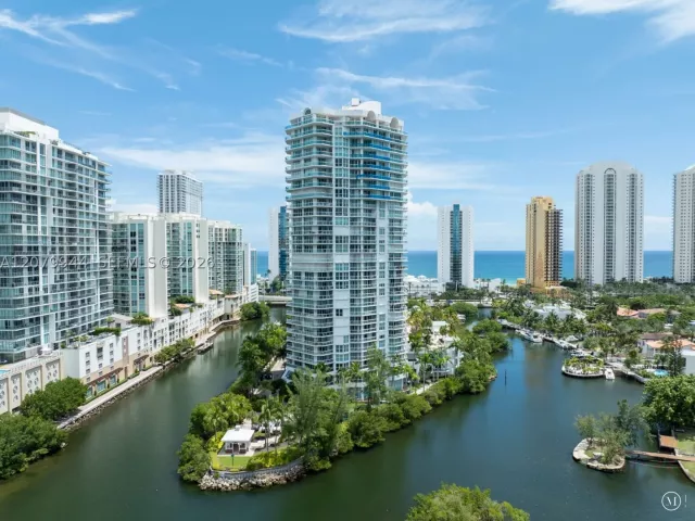 3-bedroom condo for rent in Sunny Isles Beach - 16500 Collins Ave 2256 - MondialRealty