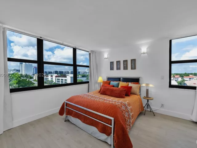 2-bedroom condo for rent in Hollywood - 2401 S Ocean Dr 507 - MondialRealty