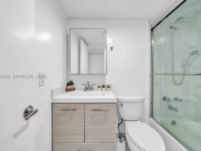 2-bedroom condo for rent in Hollywood - 2401 S Ocean Dr 507 - MondialRealty