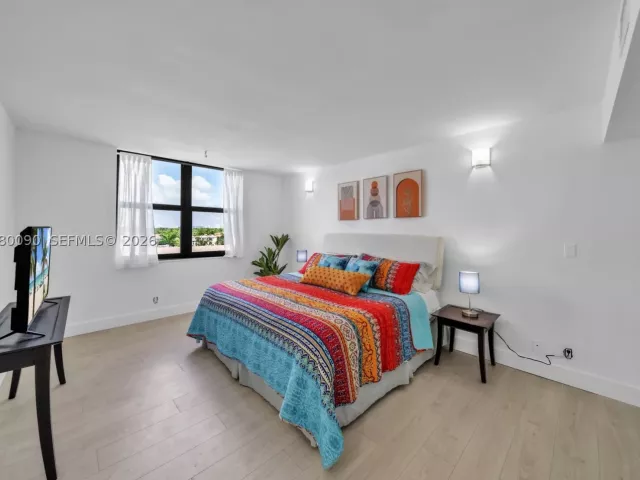 2-bedroom condo for rent in Hollywood - 2401 S Ocean Dr 507 - MondialRealty