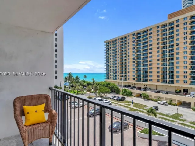 2-bedroom condo for rent in Hollywood - 2401 S Ocean Dr 507 - MondialRealty