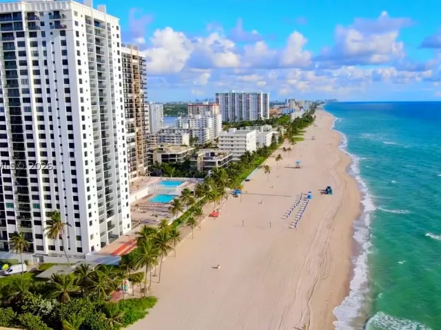 2-bedroom condo for rent in Hollywood - 2401 S Ocean Dr 507 - MondialRealty