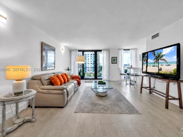 2-bedroom condo for rent in Hollywood - 2401 S Ocean Dr 507 - MondialRealty