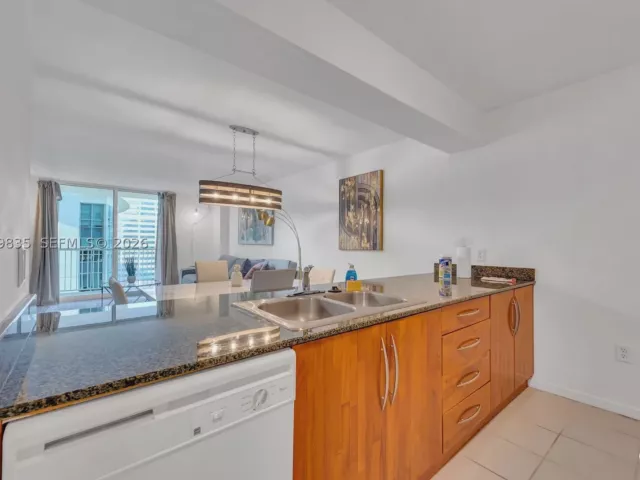 1-bedroom condo for sale in Miami - 1200 Brickell Bay Dr 2904 - MondialRealty