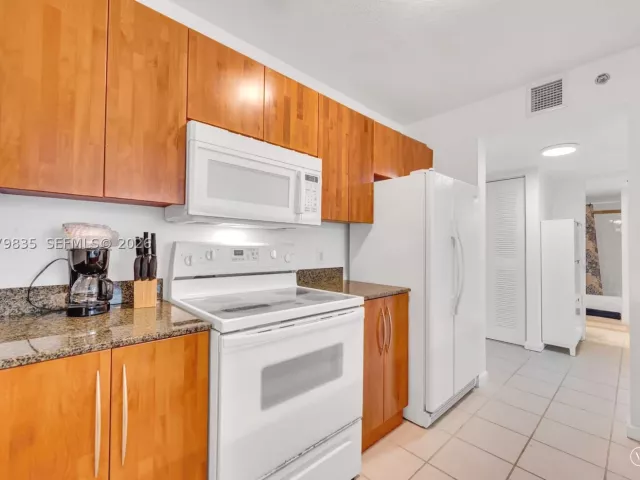 1-bedroom condo for sale in Miami - 1200 Brickell Bay Dr 2904 - MondialRealty