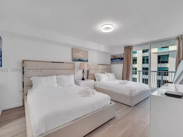 1-bedroom condo for sale in Miami - 1200 Brickell Bay Dr 2904 - MondialRealty