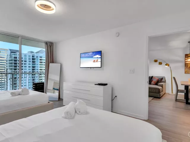 1-bedroom condo for sale in Miami - 1200 Brickell Bay Dr 2904 - MondialRealty