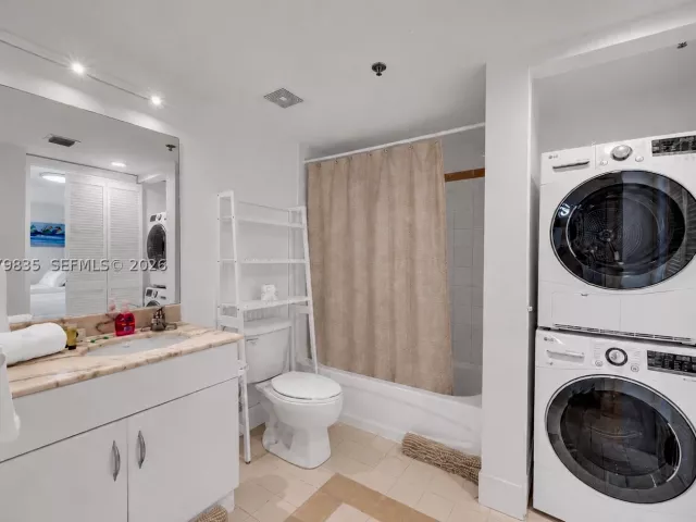 1-bedroom condo for sale in Miami - 1200 Brickell Bay Dr 2904 - MondialRealty
