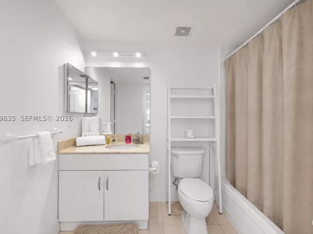 1-bedroom condo for sale in Miami - 1200 Brickell Bay Dr 2904 - MondialRealty